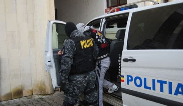 Dorohoian violent, care a bătut un polițist și a distrus un bar, găsit de polițiști la Adâncata
