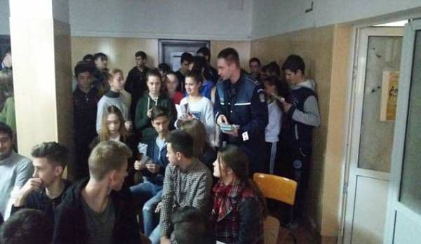 Activităţi de prevenire a consumului de droguri la două licee din Dorohoi