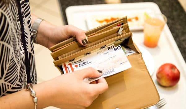 A fost promulgată legea care permite majorarea valorii tichetelor de masă