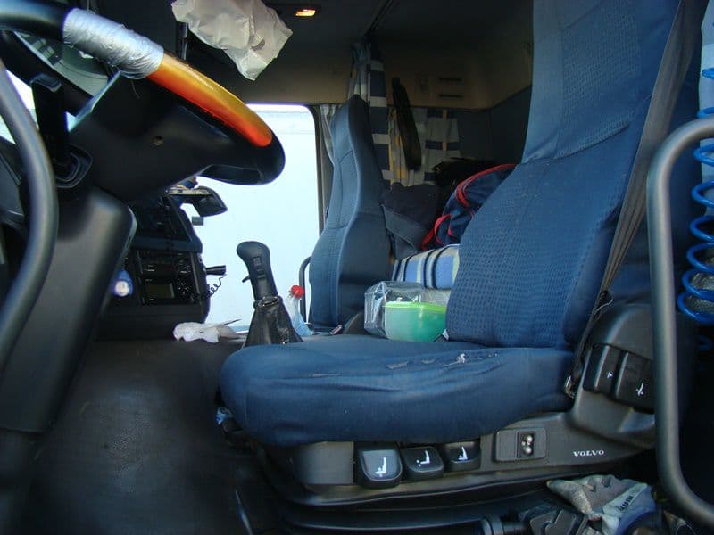 Aproximativ 10.000 ţigarete ascunse, depistate la controlul de frontieră - FOTO
