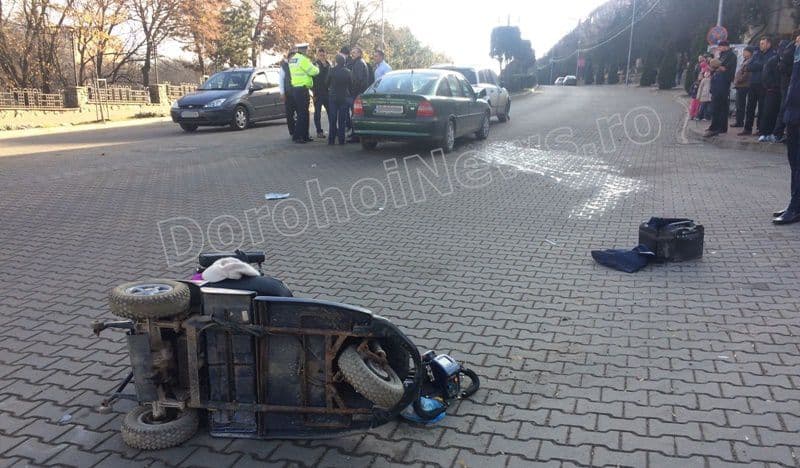 Accident pe Bulevardul Victoriei din Dorohoi! Femeie cu handicap locomotor lovită de o mașină - FOTO