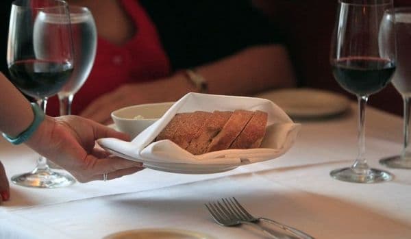 De ce să NU mănânci niciodată pâinea la restaurant
