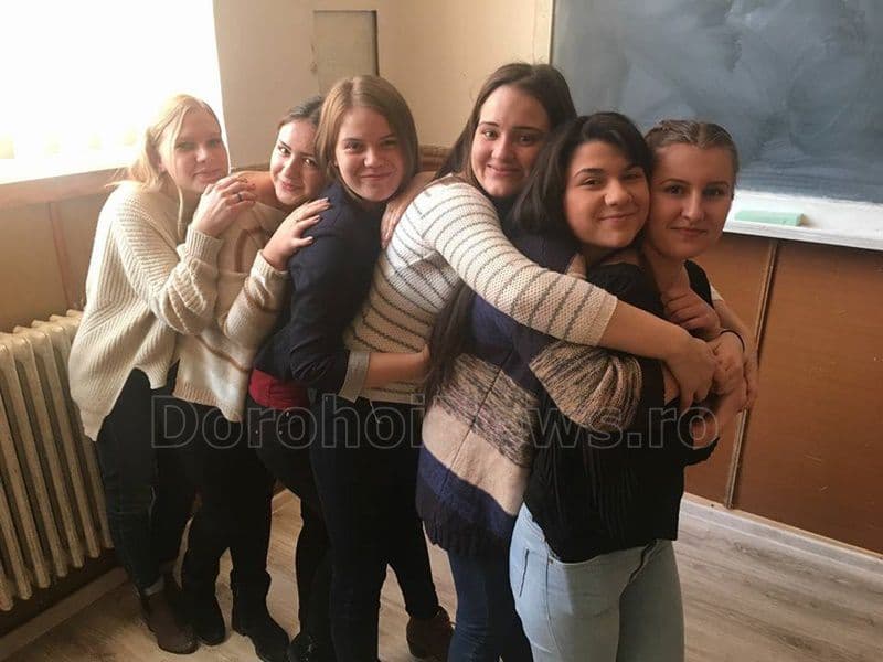 La CN „Grigore Ghica” pace = bucurie, prietenie, muzică, zâmbete şi îmbraţişări, multe îmbrăţişări...  - FOTO