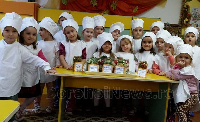 Activitate de voluntariat la Școala „Dimitrie Romanescu”, Grădinița „Albă ca Zăpada” și Grădinița nr. 5 - FOTO