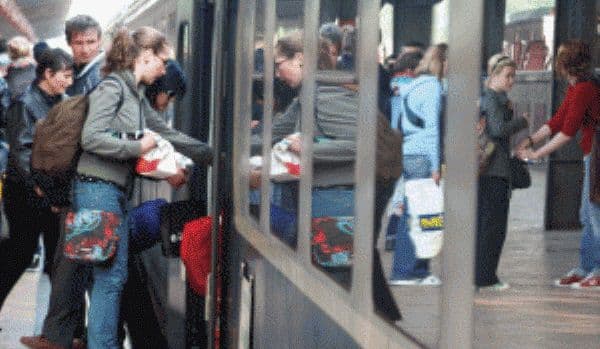 Bilete de tren gratuite pentru elevii şi studenţii care votează la alegerile parlamentare din 11 decembrie