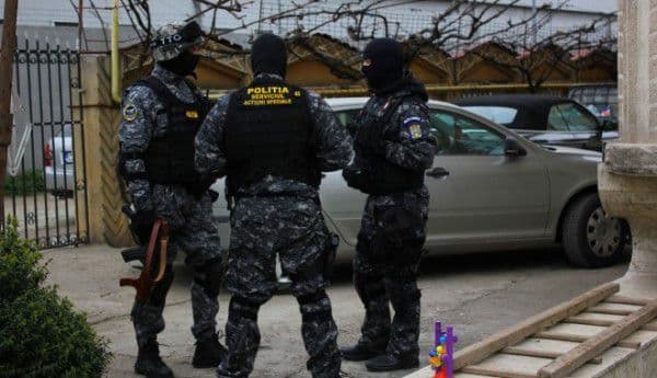 Percheziţii cu mascații la doi suspecţi care au tâlhărit un bătrân