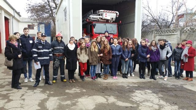 Elevi ajutaţi de pompierii botoșăneni să-şi decidă viitorul