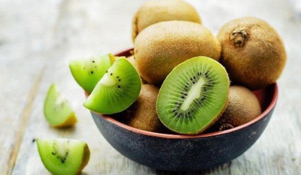 Kiwi, mai bun decât aspirina! Opt motive să mănânci acest fruct