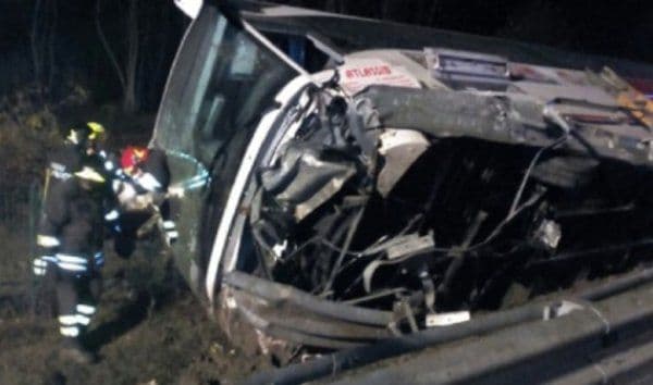 Autocar românesc răsturnat în Italia: opt persoane au fost rănite
