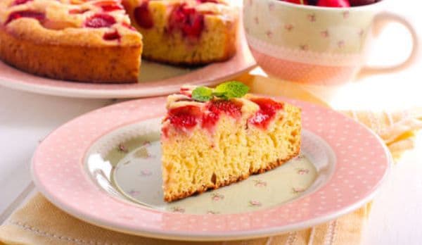 Prăjitură delicioasă cu mălai și lapte bătut