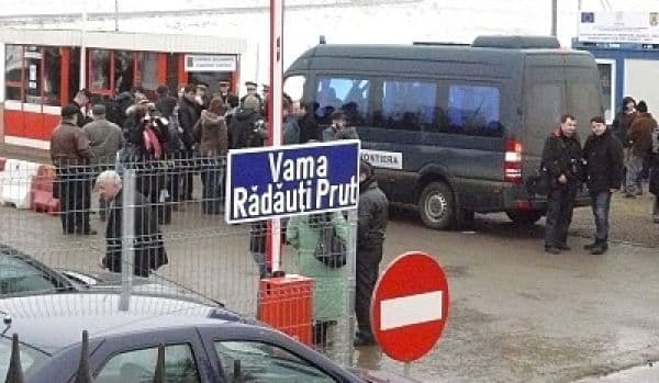 Țigări ascunse în componentele unui autoturism, descoperite la frontieră