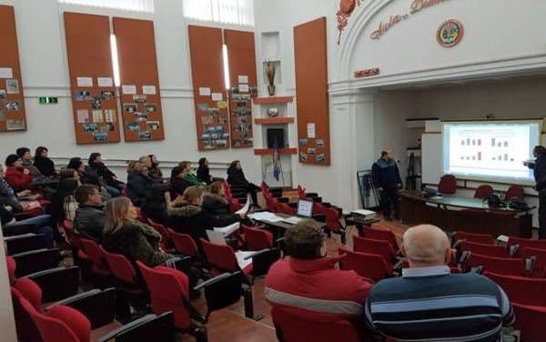 Specialişti din cadrul Centrului Antidrog Botoşani s-au întâlnit cu părinţii elevilor Colegiului Naţional „Grigore Ghica” din Dorohoi