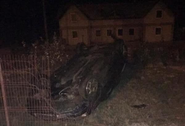 Accident la Dealu Mare! O mașină s-a dat peste cap din cauza unui şofer care a apăsat prea tare pedala de acceleraţie