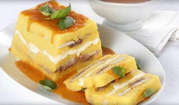 Mămăligă cu „tochitură” de legume