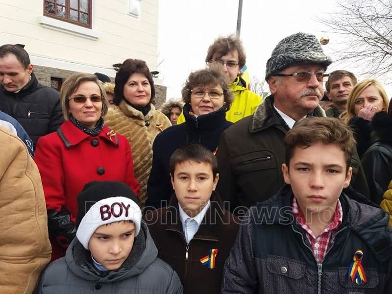 Copiii din Complexul de apartamente „Amicii” Dorohoi au participat la depunerea unei coroane de 1 Decembrie - FOTO