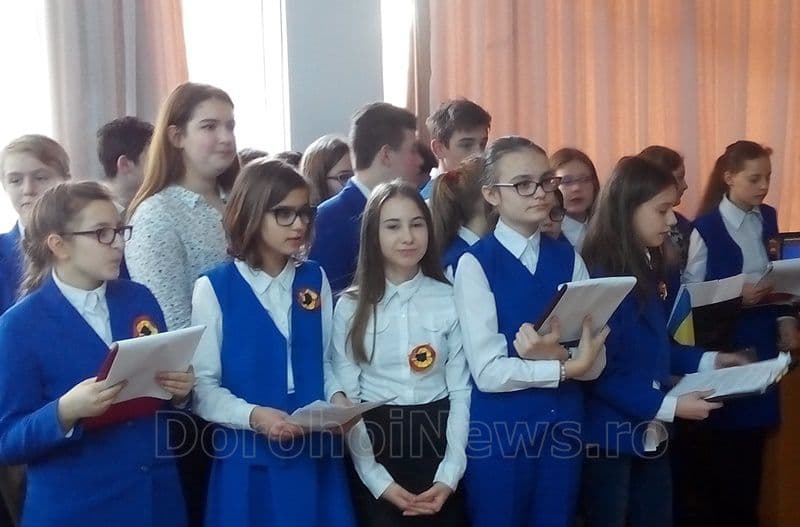 „Eroi au fost, eroi sunt încă”– simpozion dedicat zilei de 1 Decembrie la Școala Gimnazială „Mihail Kogălniceanu” Dorohoi - FOTO