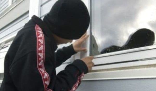 Cinci minori au spart un magazin mixt iar bunurile furate le-au depozitat în sediul școlii
