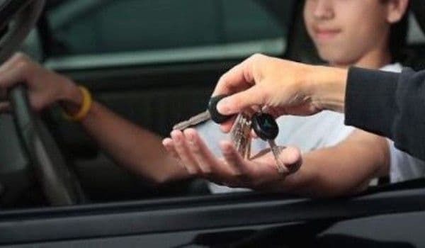 Tată inconștient! Un bărbat din Suharău i-a încredințat mașina fiului său minor