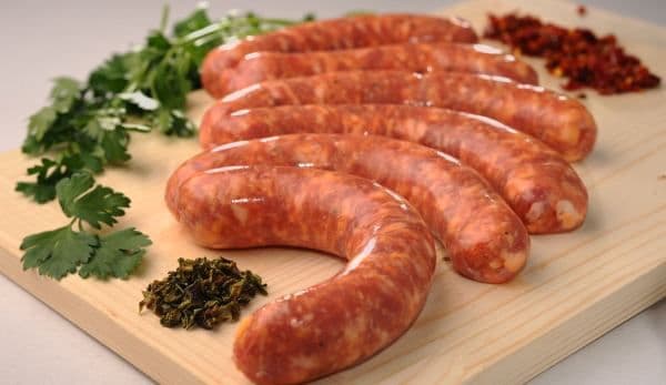 Cârnaţii de casă nelipsiţi de sărbători. Cele mai gustoase tradiţii românești!