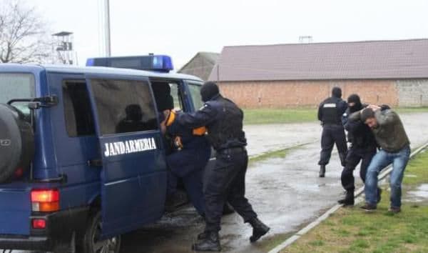Scandal aplanat de jandarmi, prin amenzi. Doi bărbați la un pas să se omoare!