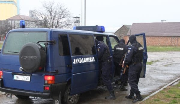Trei tineri petrecăreți sancționați de jandarmi după ce au făcut scandal într-un club