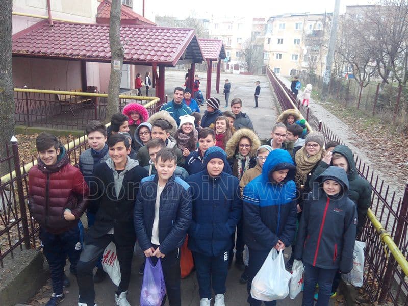 „Dăruind, vei dobândi pacea sufletească!” activitate organizată de către elevii Școlii Gimnaziale „Mihail Kogălniceanu” - FOTO