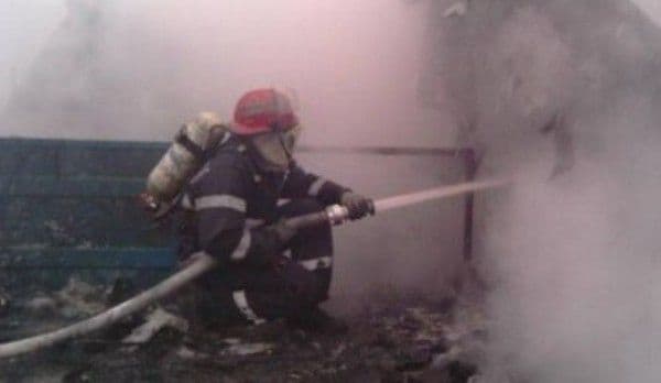 Locuinţă aprinsă de un jar căzut din sobă
