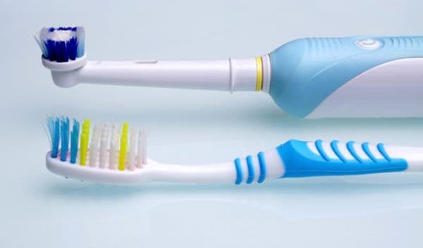 Periuţa de dinţi electrică sau manuală: care e mai bună?