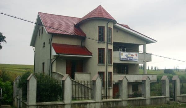 Situație inedită în județul Botoșani! Sediul unei primării scos la vânzare!