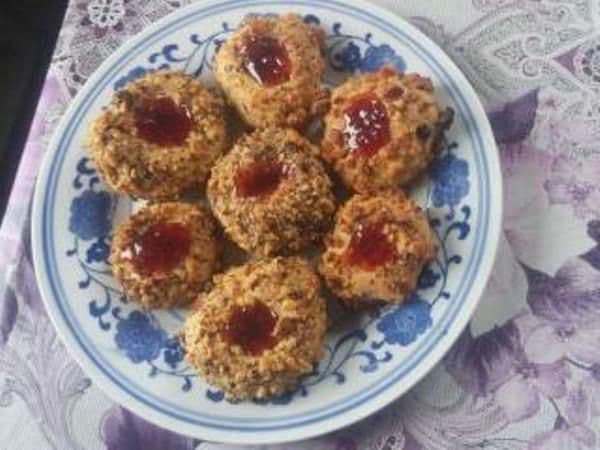 Fursecuri cu nucă și dulceață de căpșuni