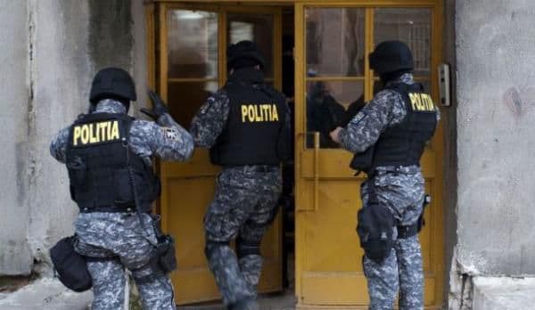 Percheziţii cu mascații la contrabandiștii de țigări din județul Botoșani