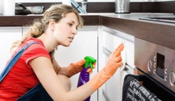 Cum să cureţi corect butoanele de la aragaz fără să foloseşti produse toxice din comerţ