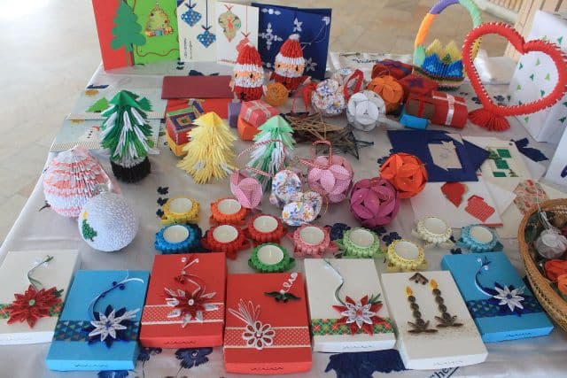 Expoziție cu vânzare de felicitări și ornamente de Crăciun pentru cadourile copiilor de la Complexul „Casa mea” din Dorohoi 