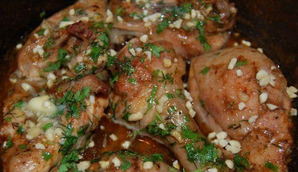Pulpe de pui în sos de vin alb şi ierburi aromatice