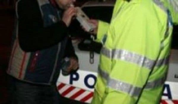 Alcoolul la volan deschide drumul către puşcărie! Doi şoferi beţi prinşi în trafic!