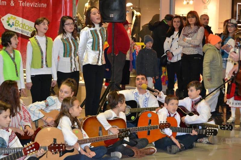 Grupurile Floare de Colţ şi Doro Folk din Dorohoi au colindat în Carrefour - FOTO
