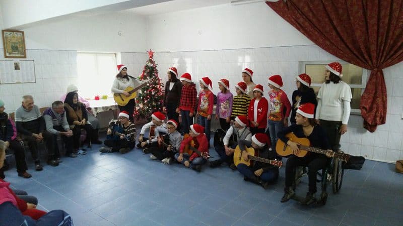 Floare de Colţ şi Doro Folk la azilul de bătrâni - FOTO