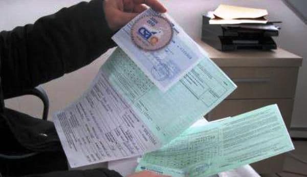 Încă o schimbare majoră a legislaţiei RCA. Noul document pe care toţi şoferii vor trebui să îl aibă asupra lor