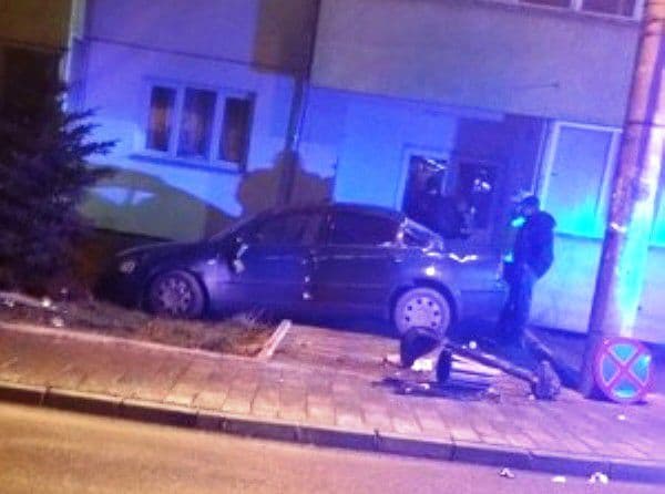 Accident pe o stradă centrală din Dorohoi! A intrat cu mașina într-un bloc!