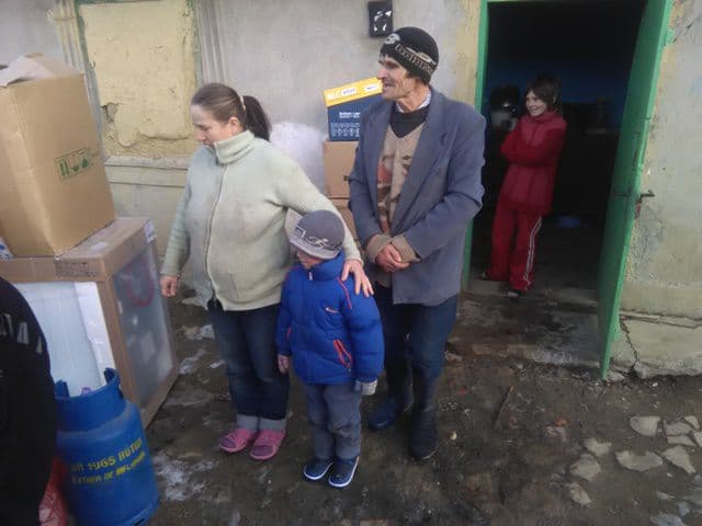 Doamnele social democrate au împărtășit bucuria de Crăciun cu șapte copii din orașul Flămânzi - FOTO