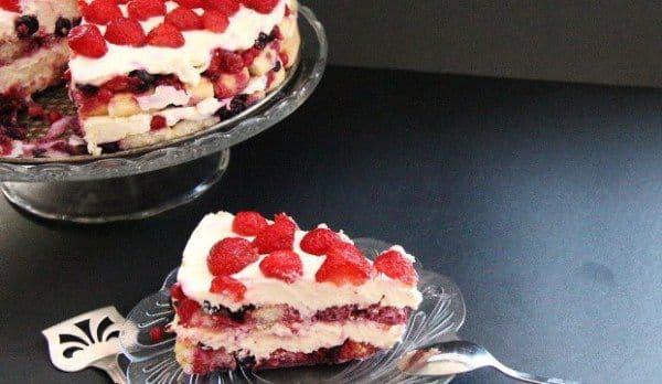 Tort cu mascarpone, fructe și pișcoturi