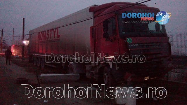 Bărbat rănit în urma unui accident violent! Un șofer de TIR a adormit la volan și a intrat pe contrasens - FOTO