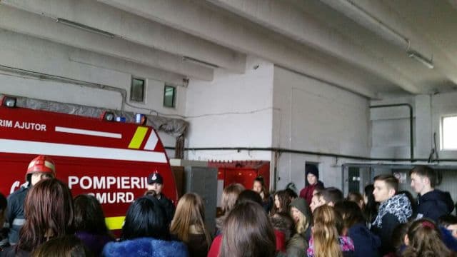 elevi ajutati de pompieri (2)