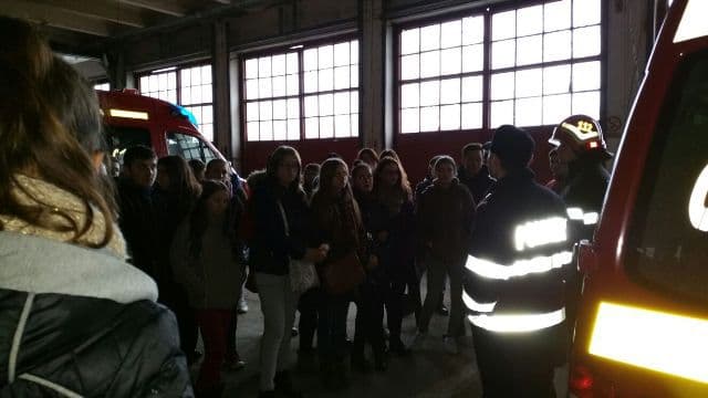 elevi ajutati de pompieri (3)