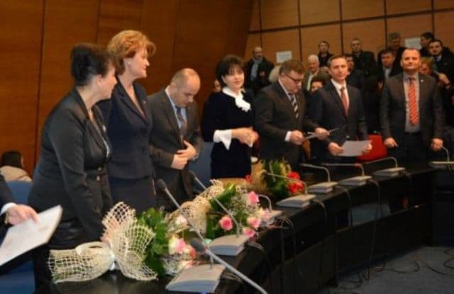 noii-parlamentari-si-au-primit-mandatele