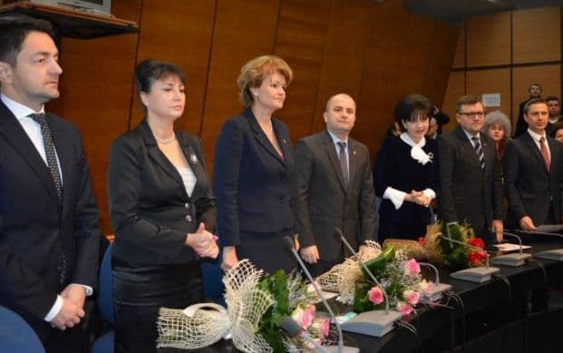 noii-parlamentari-si-au-primit-mandatele (2)