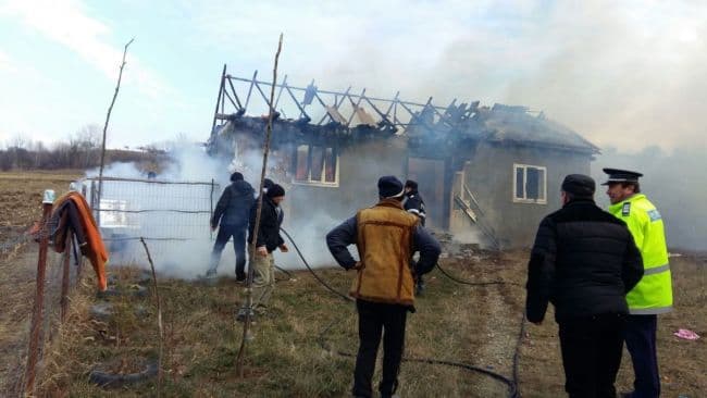 O familie a rămas fără acoperiş deasupra capului din cauza unui coș de fum neprotejat - FOTO