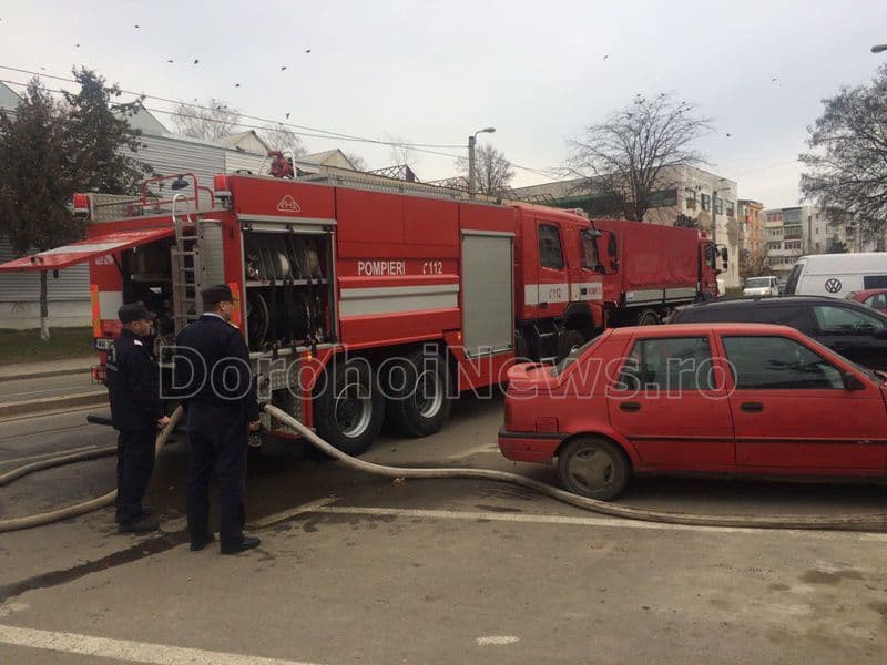Panică într-un bloc de garsoniere din Botoșani - FOTO