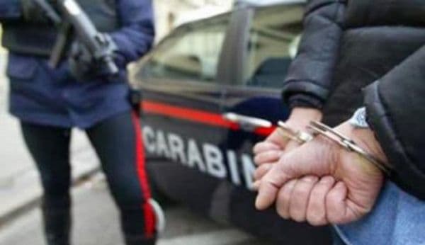 Doi români au atacat cu cruzime un bătrân din Italia pentru a-i fura lănțișorul din aur