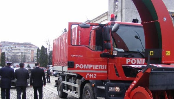 Pompieri de la Botoșani și Dorohoi au plecat în sprijinul colegilor din Tulcea și Brăila echipați cu o șenilată și o autofreză